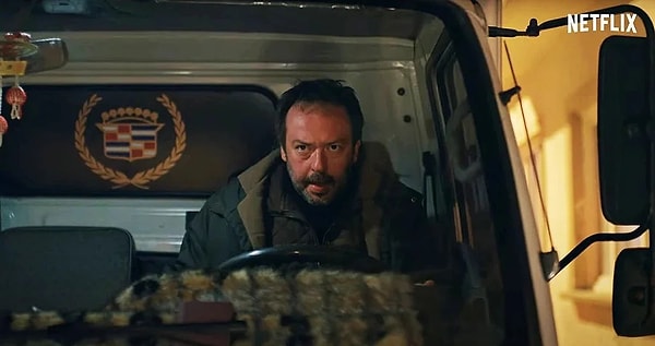 2022'de yeni bir diziyle karşımıza çıkacağı öğrenilen Okan Yalabık'ın Netflix'te yayınlanması beklenen Kasaba dizisi hala yayına girmedi. Görseli