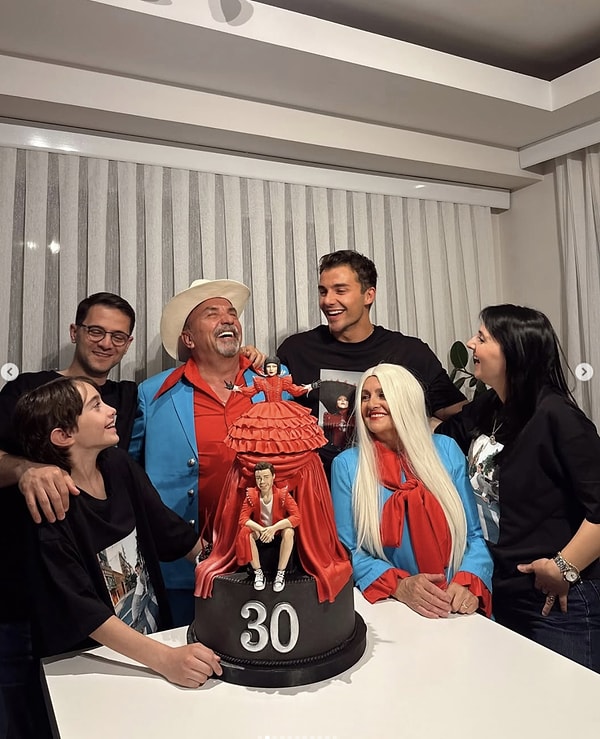 Cemal Can Canseven, 30 yaşına bastı! Evde ailesiyle kutlama yapan Canseven'in paylaşımında dikkat çeken asıl detay ise Lady Gaga'lı pastasıydı! Görseli