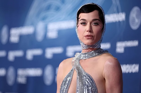 Sahnede Sütyeni Açılan Katy Perry'den İzleyenlerine Beklenmedik Yanıt!