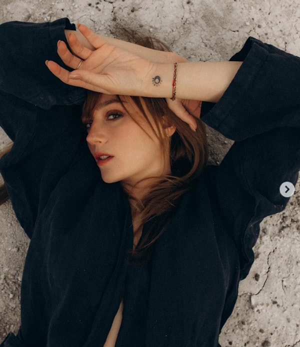 Esas çıkışını "Güzel Köylü" dizisiyle yapan Gizem Karaca, daha sonra başka yapımlarda da yer aldı. Görseli