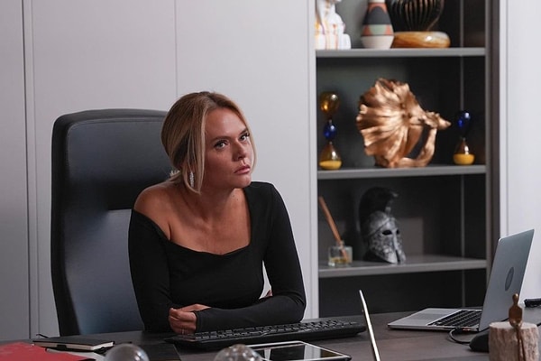 Snob Magazin'de yer alan habere göre, Leyla kadrosuna yeni bir ünlü oyuncu daha transfer oldu.