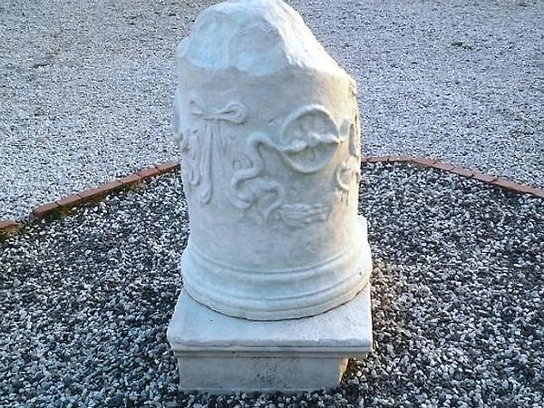 The emergence of this snake symbol, much like that of parchment, originated from the soil of Pergamon.