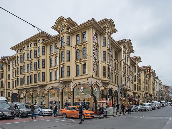 9. Harikzedegan Houses