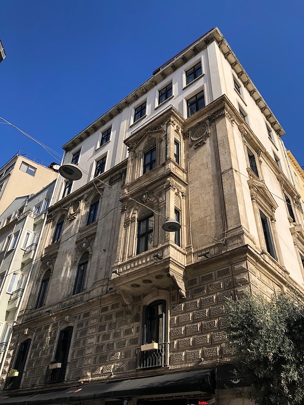 17. Décugis House