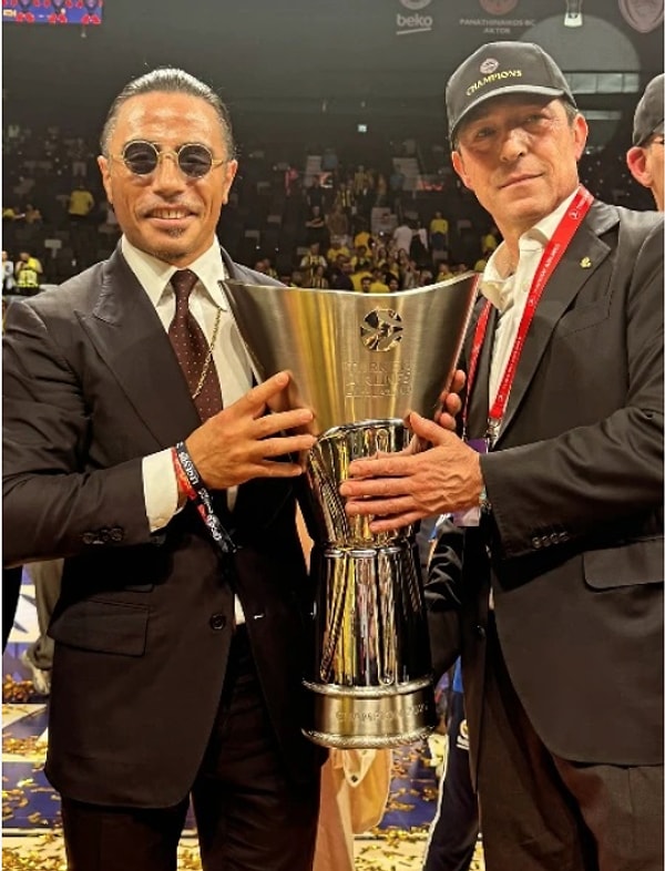 Daha önce Arjantin’in Dünya Kupası sevincine biraz fazla ortak olmasıyla dünya basınında yer bulan Nusret Gökçe, bu kez de Fenerbahçe Beko’nun şampiyonluğu ile gündemde! Görseli