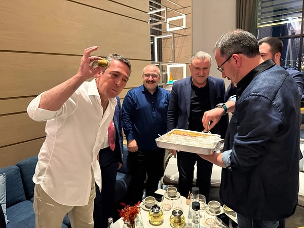 Türkiye’nin en zengin iş insanlarından biri olan Fenerbahçe Başkanı Ali Koç’un baklava yediği görüntüler konuşulmuştu.