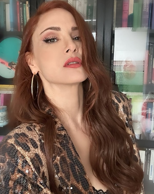 Sosyal medyada yaptığı paylaşımlarla her daim gündem olan Tugay, son yıllarda özellikle yüz hatlarındaki belirgin değişimle dikkat çekiyor. Görseli