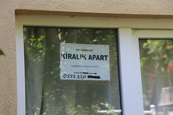 Özellikle kız öğrencileri hedef almış.