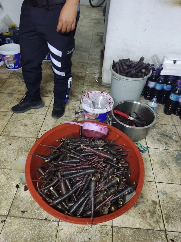 Tuvaletle üretim alanının iç içe olduğu sağlıksız koşullarda şalgam üretimi yapıldığı tespit edildi. Görseli