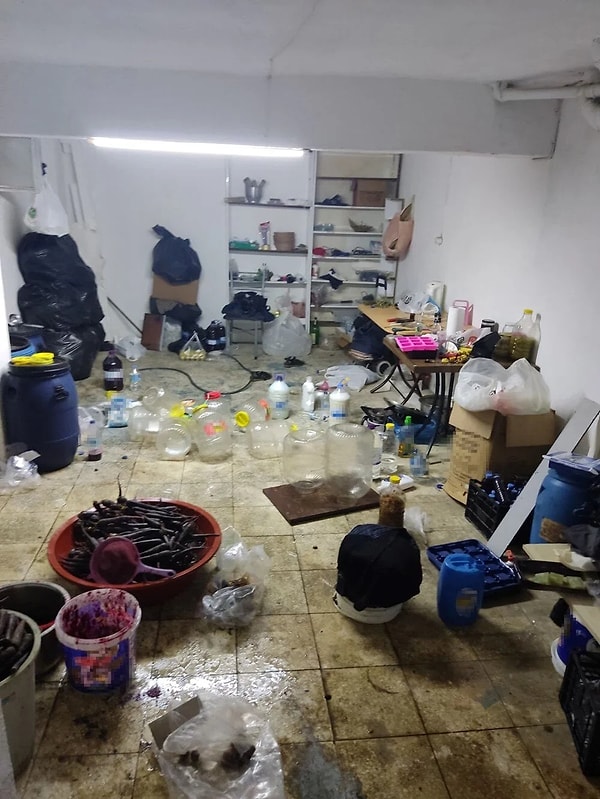 Ekipler, iş yerinin gıda üretimiyle ilgili hiçbir yasal izninin olmadığı, iş yeri açma ve çalıştırma ruhsatı da bulunmadığını tespit etti.