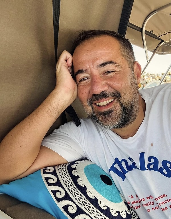 Komedi denildiğinde akla gelen ilk isimlerden biri olan Ata Demirer, yıllardır daima sempatik ve neşeli bulunan nadir isimlerden! Görseli