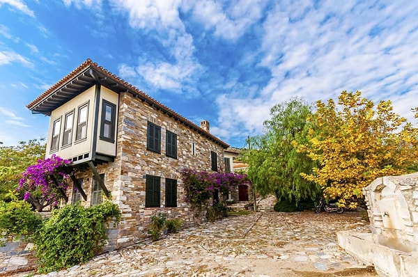 🏞️ Hidden Villages and Alternative Routes
