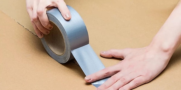 9. Koli bandıyla DIY tüy temizleyici yap.