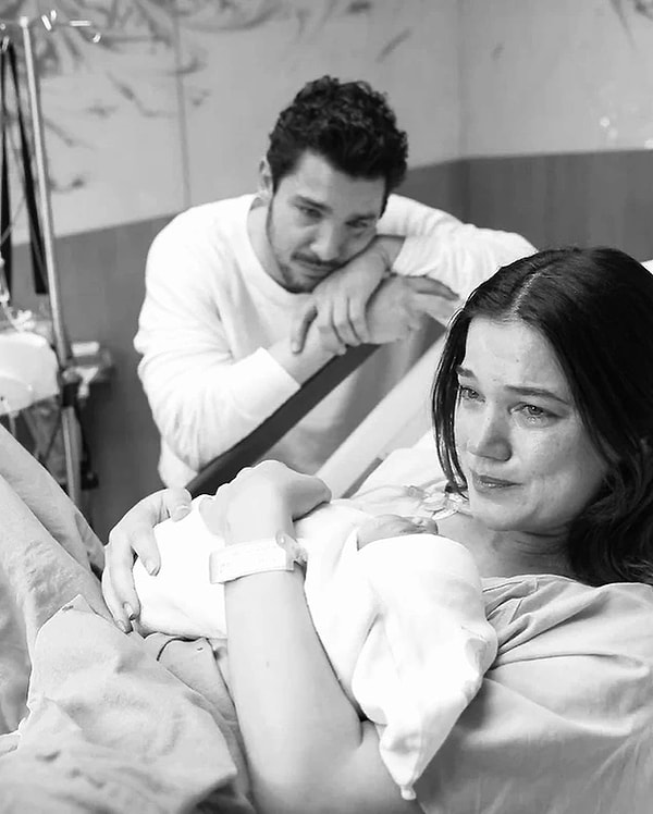 "Bebek mi bekliyorsunuz?" sorusuna 32 diş gülerek yanıt veren Pınar Deniz, haberleri direkt doğrulamasa da bebeğin yolda olduğu sinyalini bakışlarıyla vermişti. Görseli