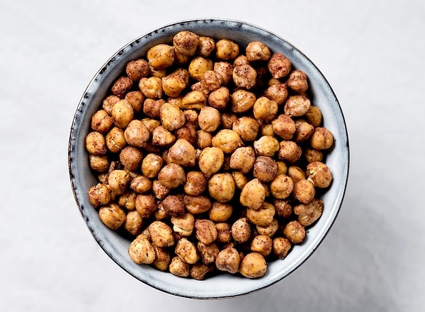 2. Kinoa Salatası & Nohut Cipsi