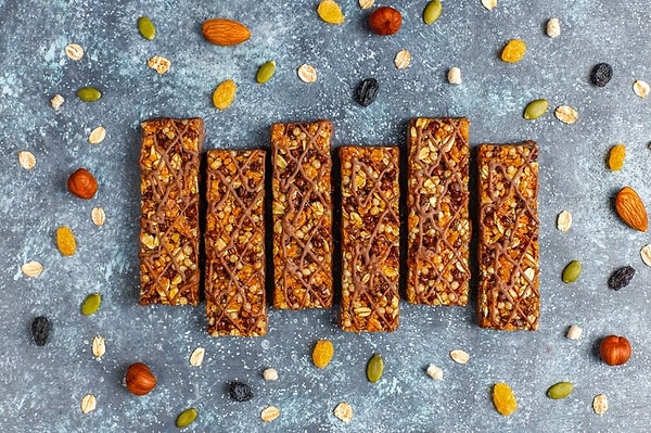 9. Yüksek Proteinli Enerji Barları ve Limonlu Yaban Mersinli Granola