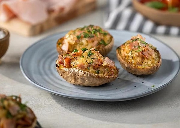 6. Fırınlanmış Peynir ve Jambonlu Patates Dolması