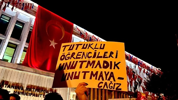14'ü tutuklu 16 gencin iddianamesi olaydan 45 gün sonra hazırlanmıştı. İddianamede, 16 kişi için TCK'nin 299. maddesi uyarınca “Cumhurbaşkanına hakaret” suçundan 1 yıldan 4 yıla kadar hapis cezası talep edilmişti.