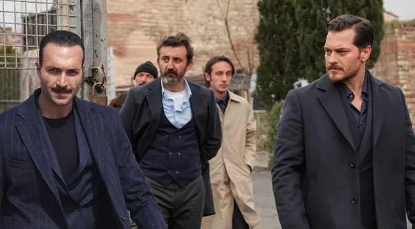 Kanal D ekranlarında yayınlanan "Eşref Rüya" dizisinde Kadir karakterleriyle ekranlara dönen Görkem Sevindik dizinin konuşulan isimlerinden olmayı sürdürüyor. Görseli