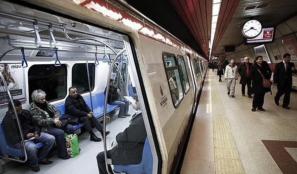 Metro yasağına saatler kaldı. Gezi Parkı eylemlerinin yıl dönümünde Taksim Meydanı polis barikatlarıyla ablukaya alındı. Bu hamlenin ardından bir karar da İstanbul Valiliği'nden geldi.