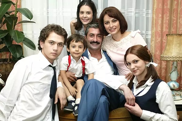 2010-2013 yılları arasında Kanal D ekranlarında yayınlanan dönem dizisi Öyle Bir Geçer Zaman ki'yi muhakkak hatırlarsınız. Görseli