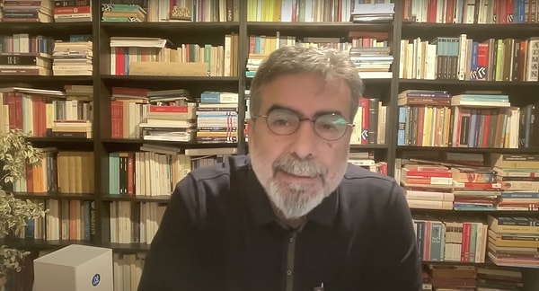 Dücane Cündioğlu, YouTube'daki canlı yayınında kurduğu cümlelerle sosyal medyanın gündemine geldi. Görseli