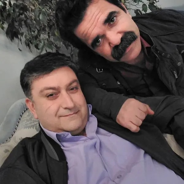 Şimdilerde Darıca’da yaşamını sürdüren Şükrü Koruyucu, hâlâ rol arkadaşlarıyla iletişimde olduğunu ve bir WhatsApp grupları olduğunu da söyledi.