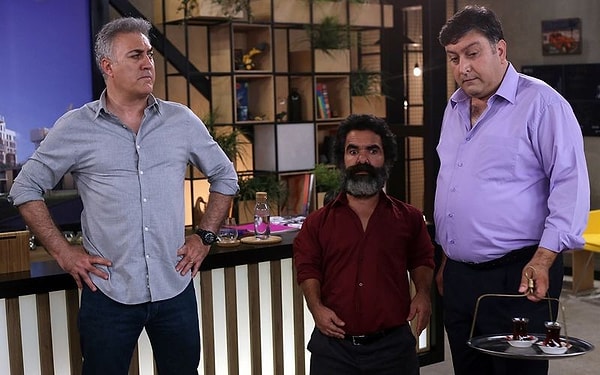Yayınlandığı dönemde reytingleri alt üst eden, her repliği hafızalara kazınan, yapımcılığını Birol Güven’in üstlendiği Çocuklar Duymasın, Türk televizyon tarihine adını altın harflerle yazdırmış bir fenomendi. Görseli