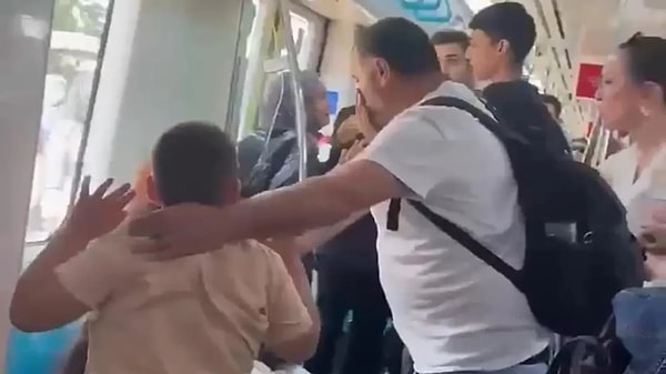 Marmaray’da yanında iki çocuğu bulunan bir babanın saldırıya uğraması ve burnunun kırılması gündemdeki yerini koruyor. Görseli