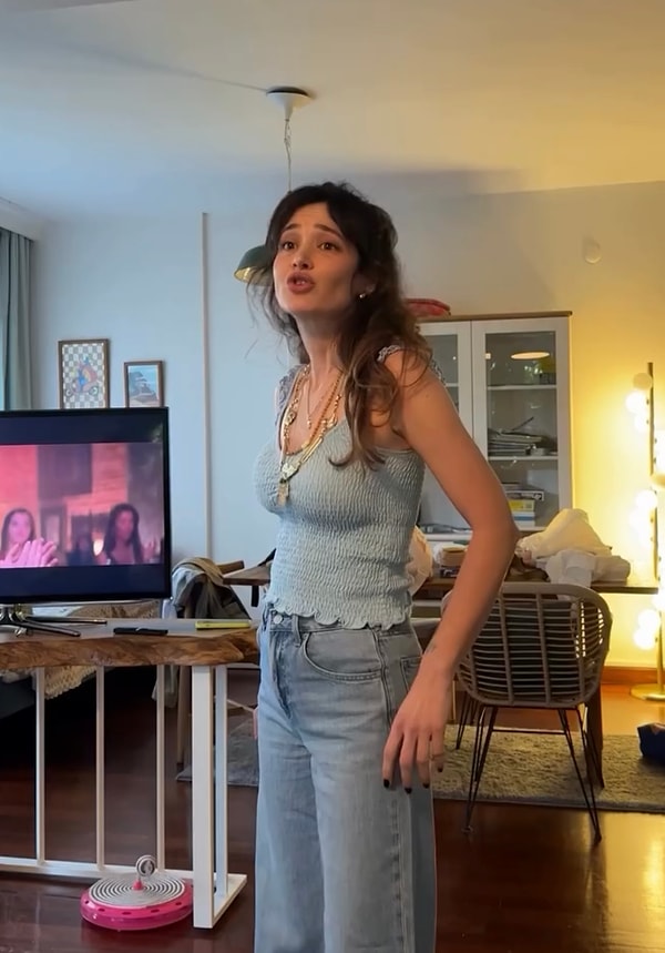 Dizide Serenay Sarıkaya’nın hayat verdiği Leyla Taylan’a her karakterin aşık olması da eleştirilmişti. Görseli