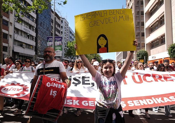 İşçilerin grevi tartışmaları da alevlendirdi. Kimi istenen ücrete değinerek grevin haksızlık olduğunu dile getirdi kimi ise grevin haklılığını anlattı.