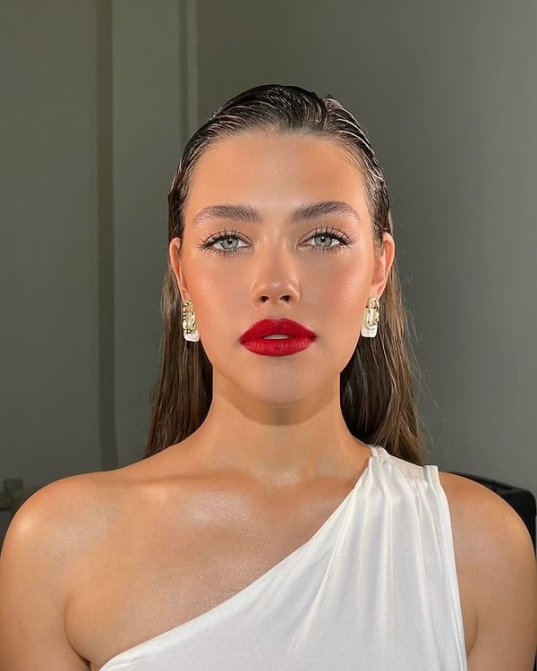 Cesur Kırmızı Dudaklar (Bold Red Lips)