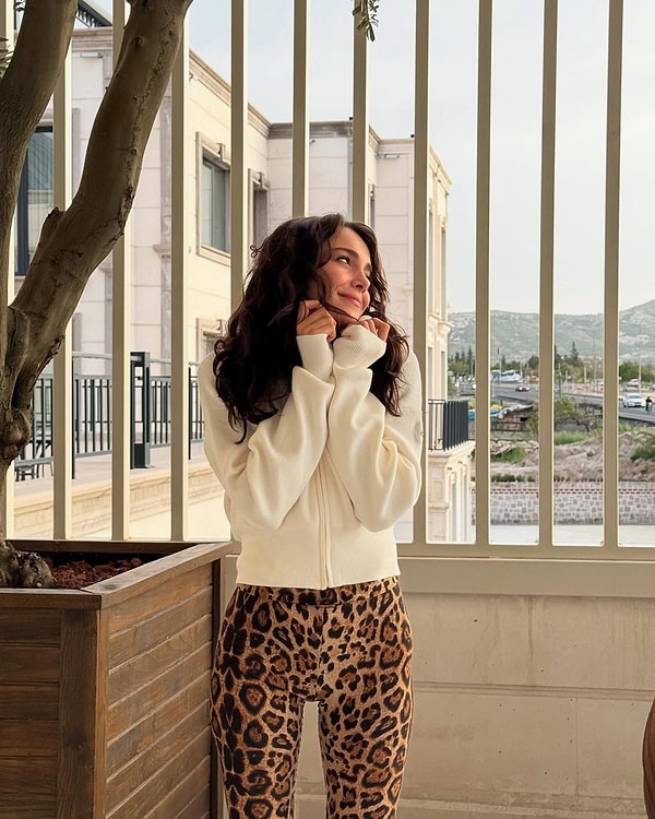 Bu yılın trendi olan leopar desenli pantolonunu, Hafsanur Sancaktutan, sade bir hırka ile mükemmel bir şekilde tamamlamış.