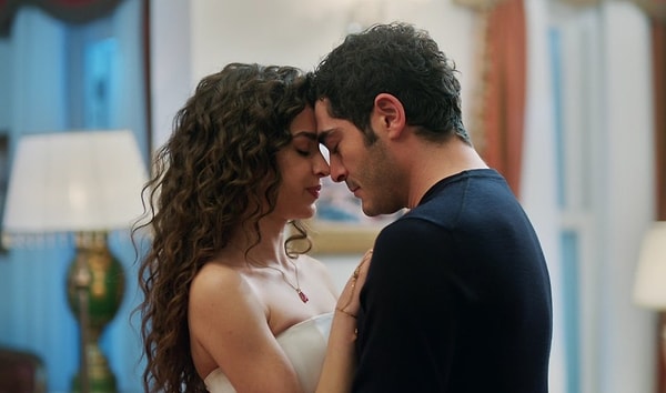 Su Burcu Yazgı Coşkun ve Burak Deniz'in başrollerinde yer aldığı Bir Gece Masalı dizi bir süredir belirsiz akıbetiyle gündemdeydi. Görseli