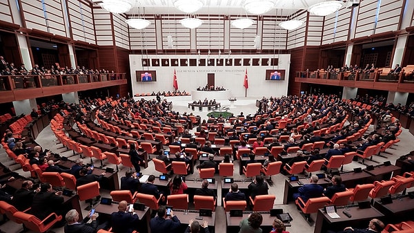 Yasayla, birden fazla suç işleyerek mükerrer olarak ceza alan kişiler de şartlı salıverme imkanından faydalanacak. Böylece 19 bin 800 kişiye tahliye yolu açılmış olacak.Yasayla birlikte infaz uygulamasının kapsamı da genişletiliyor. Görseli