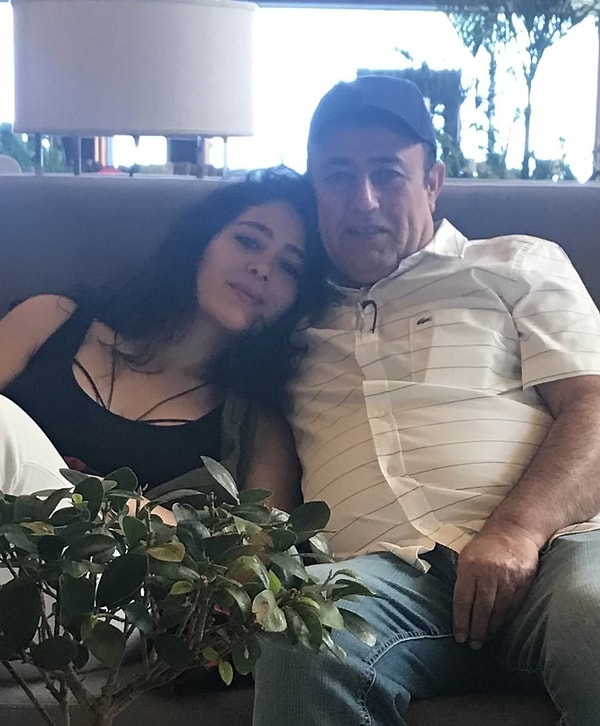 Türküleriyle olduğu kadar ekranlara yansıyan enerjisi ve “halay başı” esprileriyle de hafızalara kazınan Mahmut Tuncer, kuşkusuz Türk müziğinin en renkli isimlerinden biri. Görseli