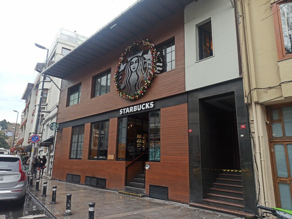 İstanbul’un en gözde Starbucks şubesinin bulunduğu bina satışı ile gündemde.