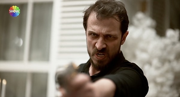 Kızılcık Şerbeti'nin yeni sezonunda ilk olarak Mustafa'nın akıbetini ele alalım. Görseli
