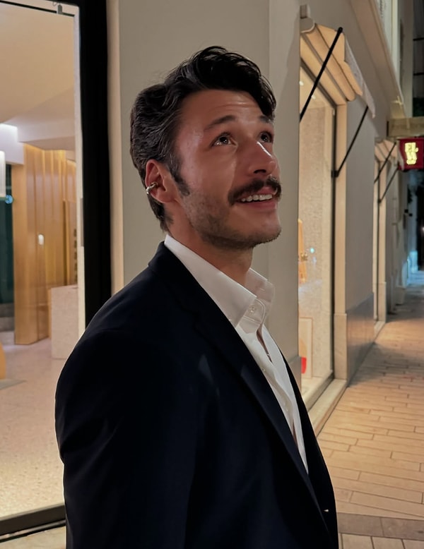Yakışıklılığı, duruşu ve karizmatik oyunculuğuyla son yılların en dikkat çeken genç yıldızlarından biri olan Kubilay Aka, ekranlarda parlamaya devam eden isimlerden biri. Görseli
