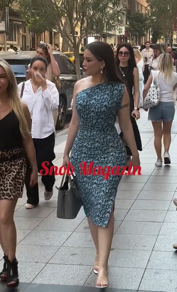 Geçtiğimiz gün Snobmagazin kameralarına yakalanan Esra Ezmeci'nin Kardashianları aratmayan vücut hatları dillere düştü.