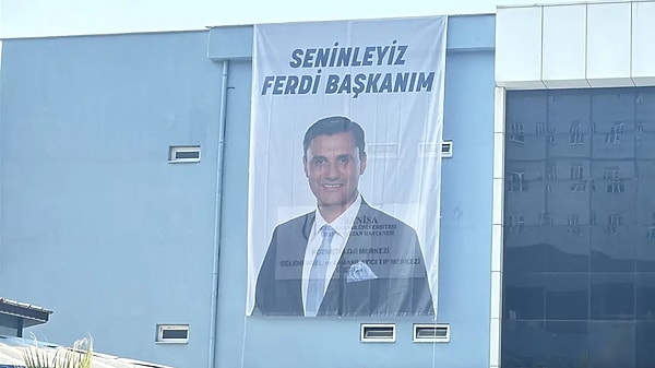 Ferdi Zeyrek’in sevenleri hastaneye akın etti. Hastanenin karşısında bulunan binaya “Seninleyiz Ferdi Başkanım” pankartı asıldı.