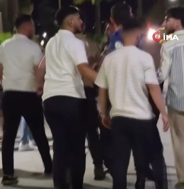 Pastaneden sokağa taşan kavganın sonu emniyette bitti. Kavga anı ise yurttaş tarafından kayda alındı. Görseli