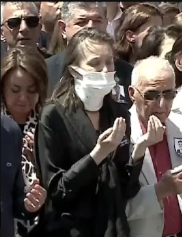 Manisa Şehzadeler Belediye Başkanı Gülşah Durbay, kanser tedavisi sürmesine rağmen Ferdi Zeyrek'in cenazesine maske ve boyunlukla katıldı. Görseli