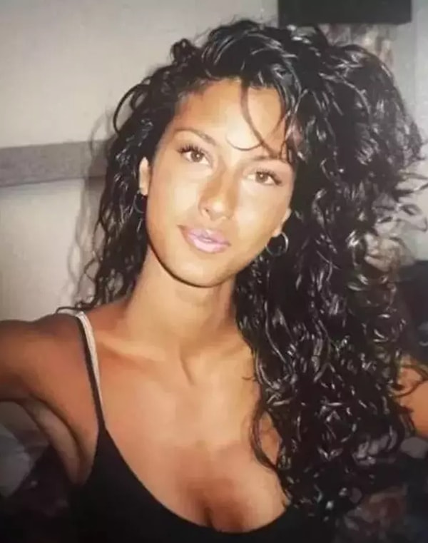 Olayların fitilini ateşleyen ve magazin dünyasının unutulmaz olayları arasına giren Akmerkez skandalı ise Beyazıt Öztürk'le ilişkisi meydana geliyor. Görseli