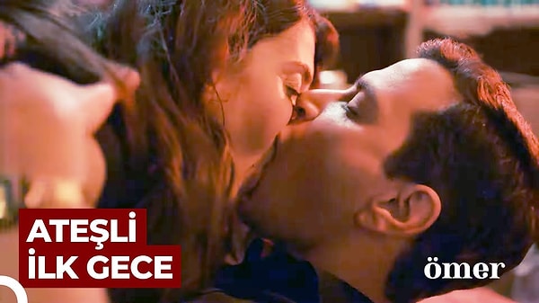 Minik kamera ve ışık oyunları yapılıyor. İzleyiciye gayet samimi bir an yaşanıyor gibi gösteriliyor. Görseli