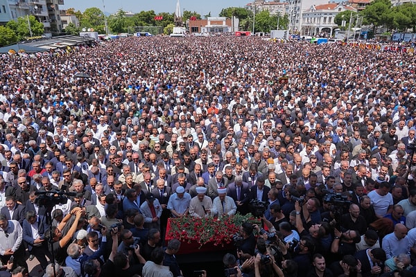 Ferdi Zeyrek, Kurban Bayramı’nın 1’inci günü (6 Haziran) evinin bahçesinde buluna havuzun makine kısmında elektrik akımına kapılmıştı. Görseli
