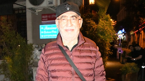 Zengin Mutfağı'nın son kez sahnelenmesinin ardından görüntülenen Şener Şen, oyunculuğu bıraktığını açıkladı. Görseli