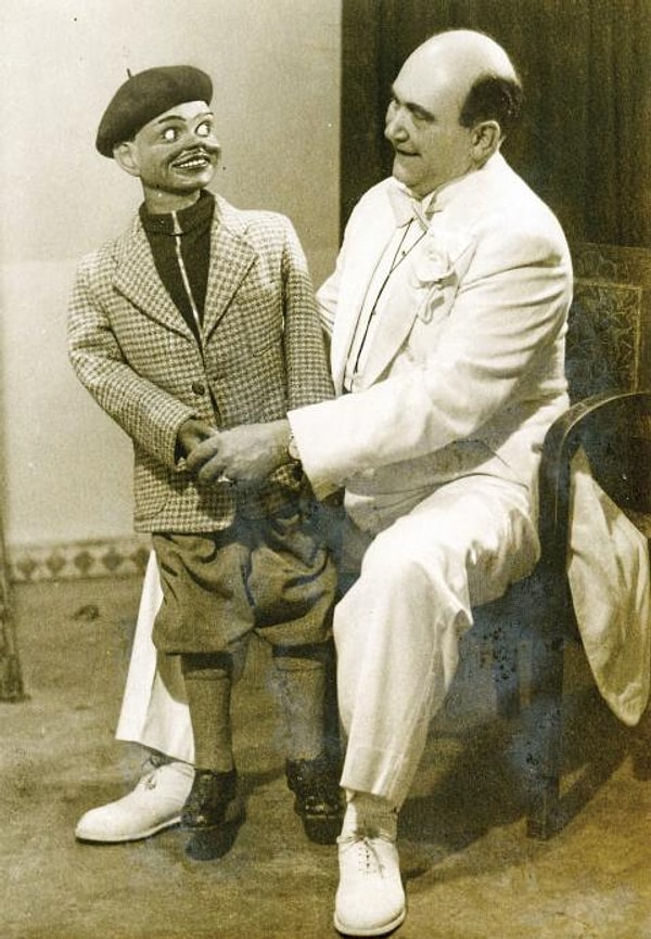 1920’de ilk kez Köln’de profesyonel olarak sahneye çıkan Zati Sungur, kısa sürede dikkat çekti. Görseli