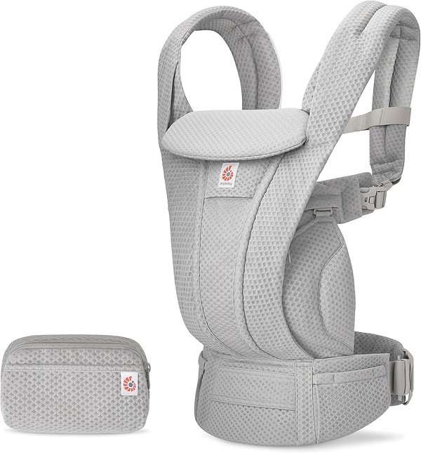 Ergobaby Omni Deluxe Mesh, “bebeğim rahat etsin, ben de özgürce hareket edeyim” diyen ebeveynler için tasarlanmış ergonomik, nefes alabilen ve ultra konforlu bir bebek taşıyıcı! Doğumdan itibaren kullanılabilmesi, dört farklı taşıma pozisyonu sunması ve file yapısıyla terletmeyen bir deneyim yaşatması onu gerçekten fark yaratan bir seyahat bebek taşıyıcısı haline getiriyor. Peki öne çıkan özelliklerine nelerdir? Görseli