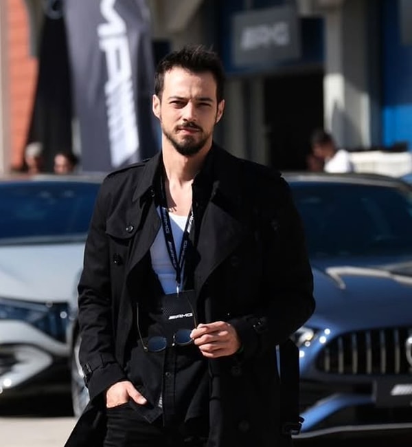 Mert Yazıcıoğlu sadece oyunculuğuyla değil, özel hayatıyla da hep gündemdeydi. Uzun yıllar Afra Saraçoğlu ile yaşadığı ilişki, magazinin nabzını tutan olaylardan biri haline gelmişti. Görseli
